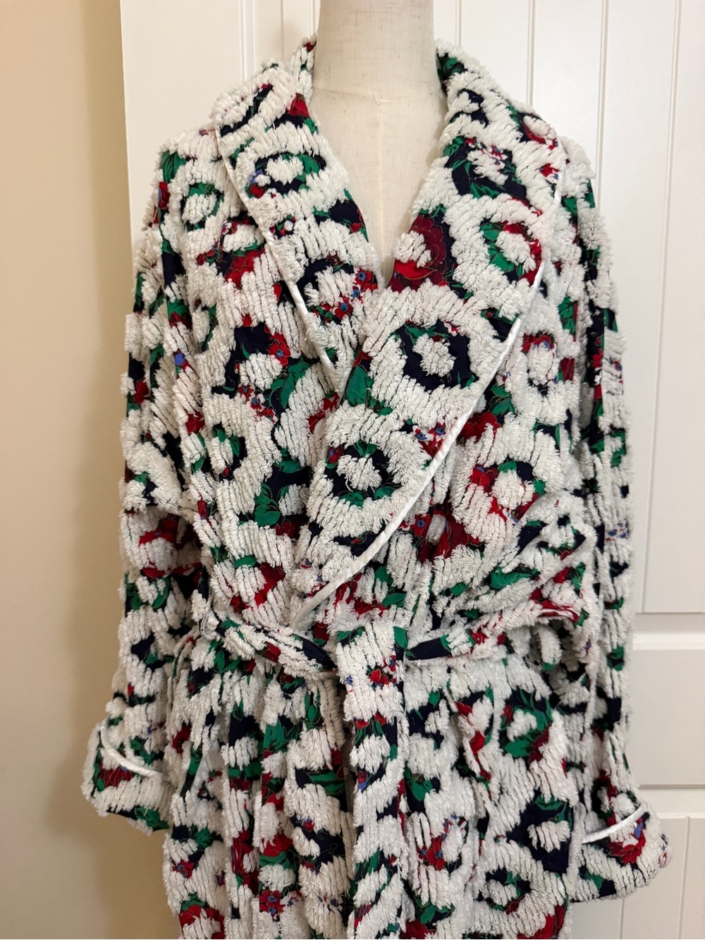 Vintage CROWNTUFT Chenille Robe Red, Green & Black Floral Print  Sz Lg - Picture 4 of 16